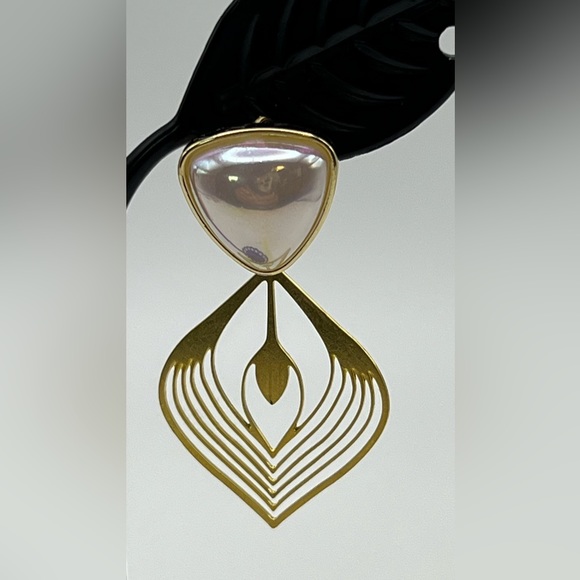 Delicate Art Deco-Inspired Dangle Earrings- Gold Elegant Stylish Earrings - Picture 15 of 16